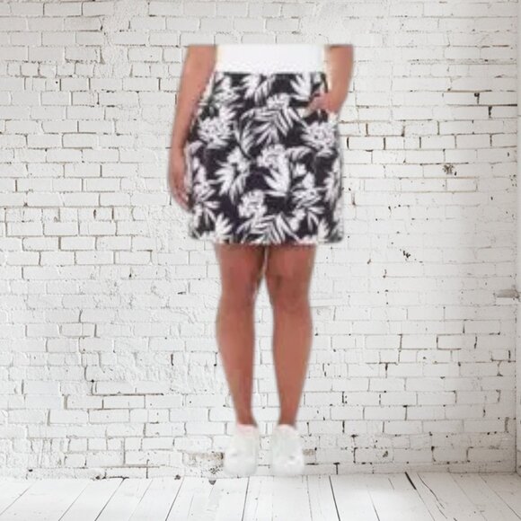 S.C. & Co. Skort Sport Black & White Floral - Picture 1 of 5
